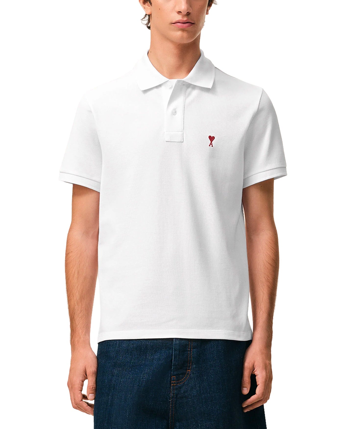 Polo Ami Paris Ami de Coeur blanc logo rouge vue de face porté