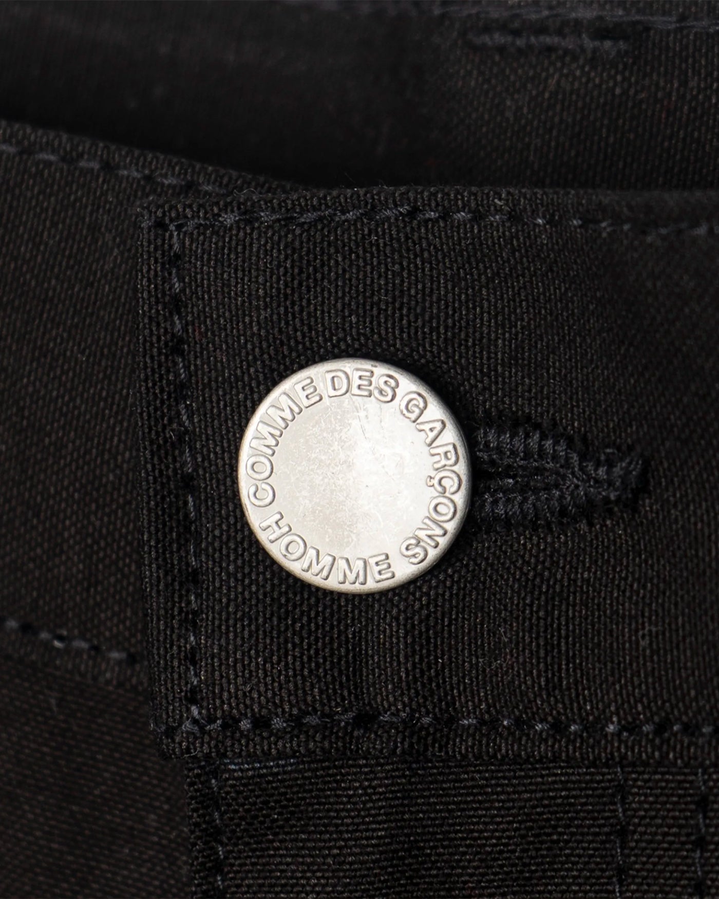 Short Comme des Garçons Homme P028 noir détail bouton argenté logo