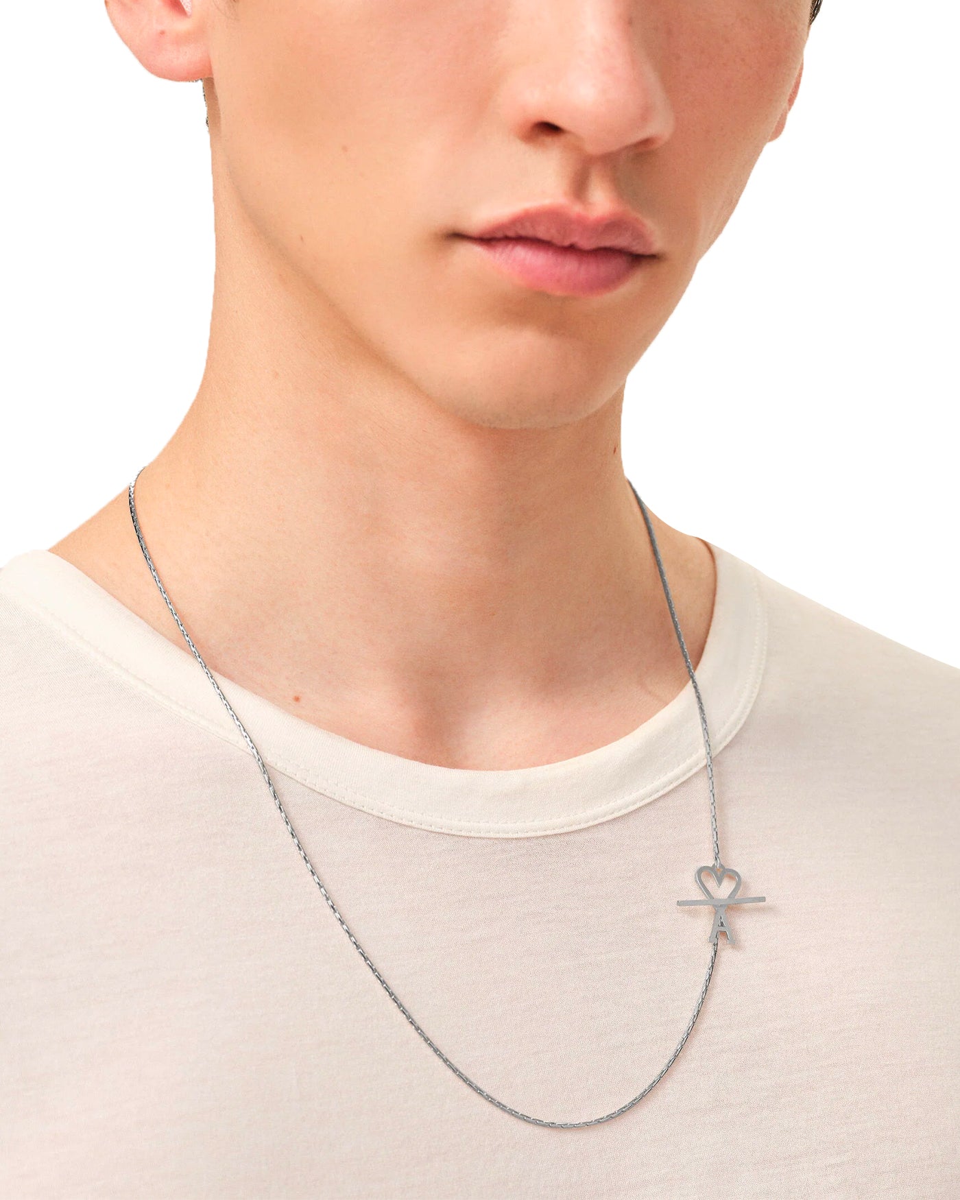 Collier chaîne Ami Paris Ami de Cœur argenté porté par un homme face