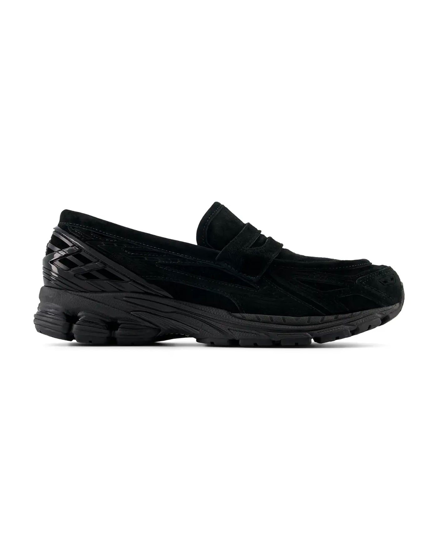 Mocassin New Balance 1906L Suede noir en suède sur semelle chunky profil gauche