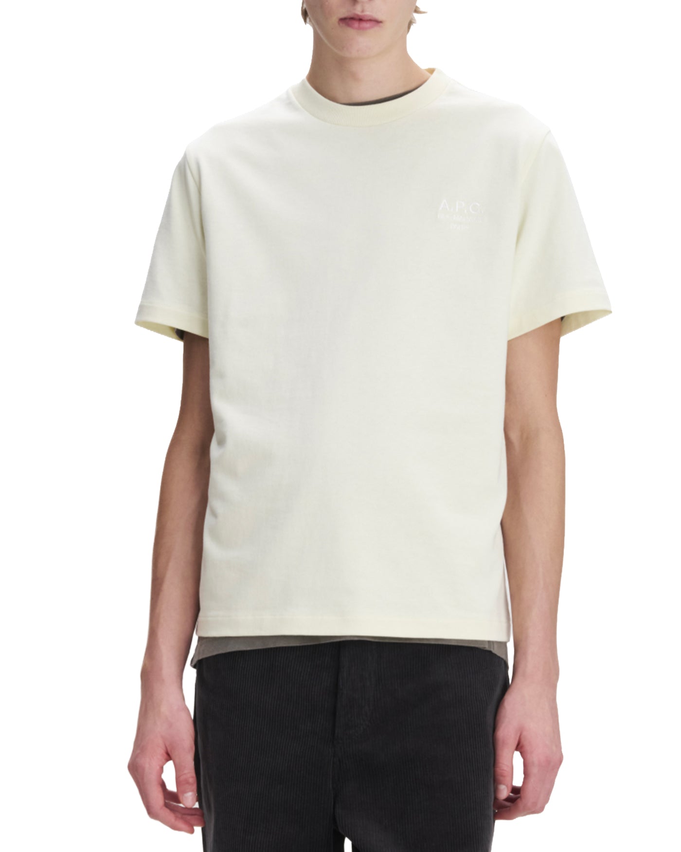 T-shirt A.P.C Standard Rue Madame jaune pâle logo relief face porté