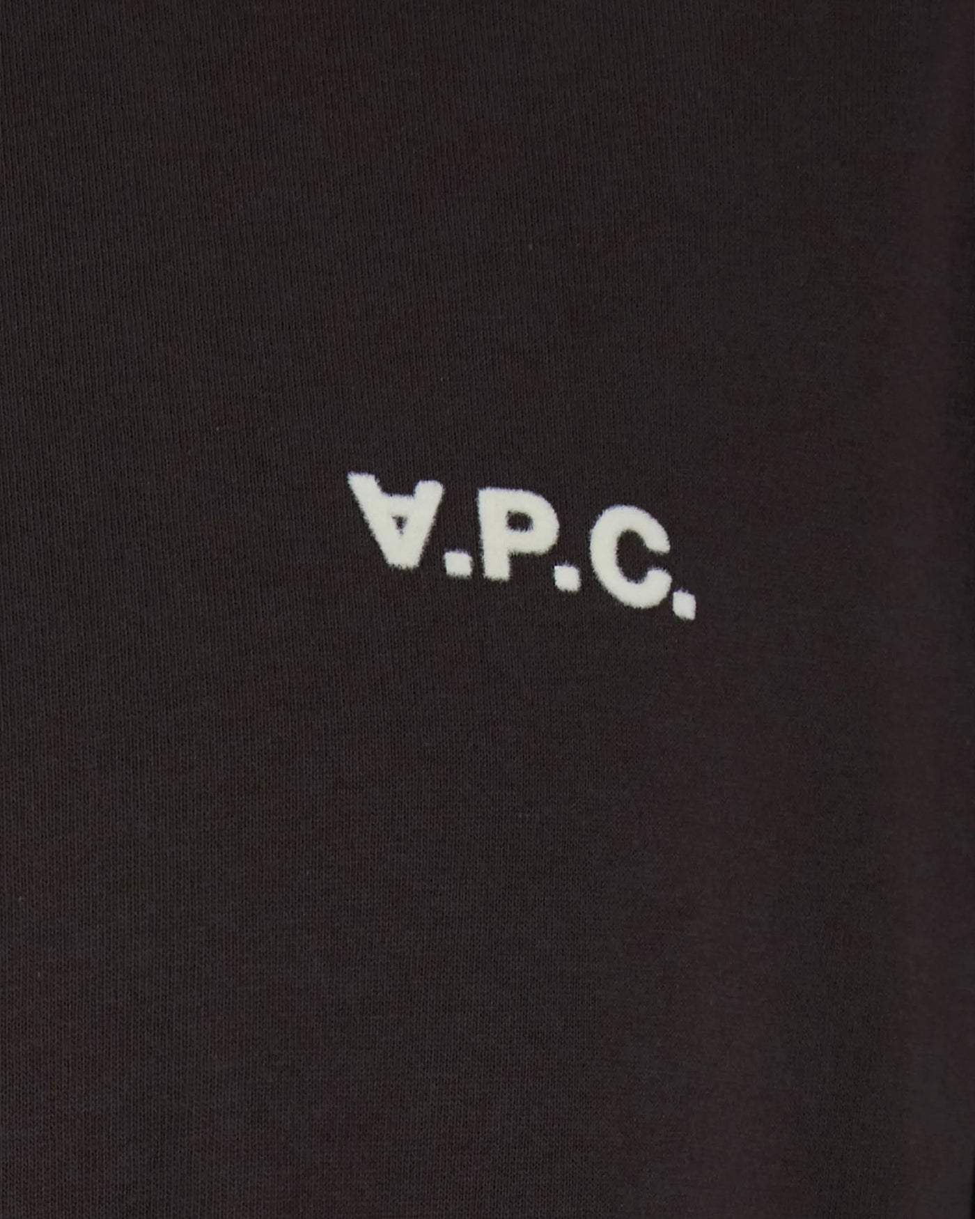 T-shirt boxy A.P.C. marron foncé, détail logo V.P.C. brodé poitrine