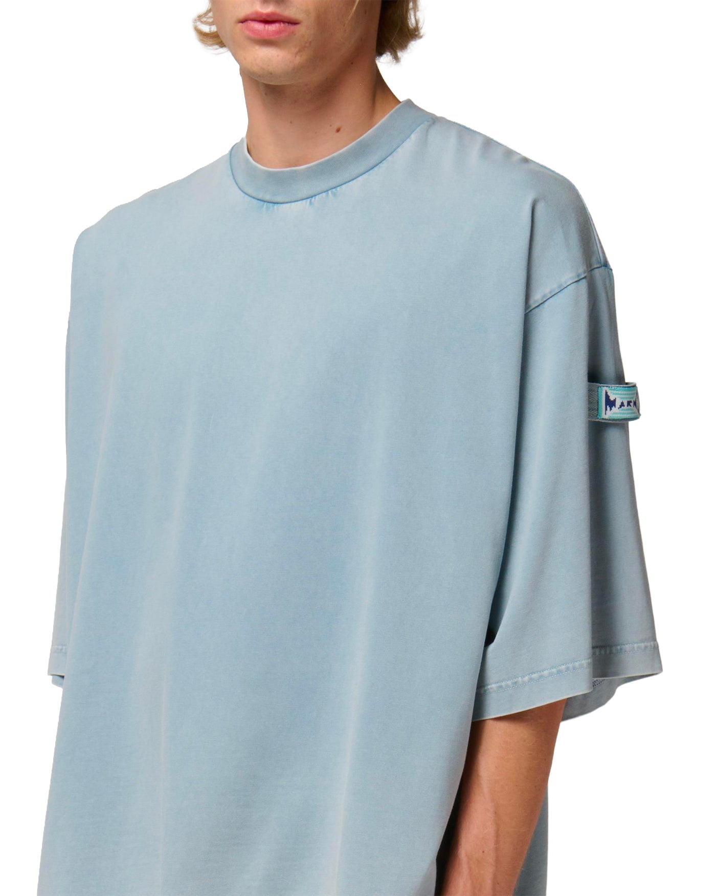 T-shirt Marni bleu ciel oversize délavé patch logo manche profil gauche