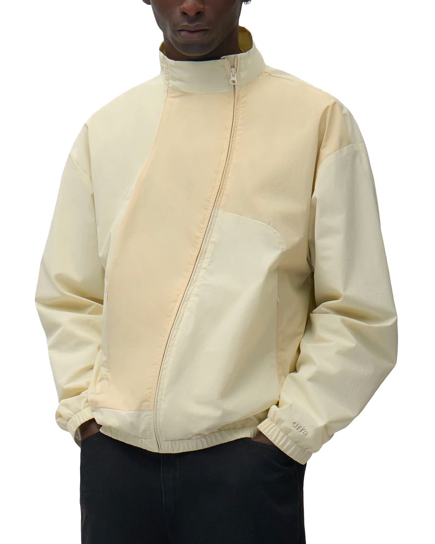 Veste Arte Antwerp Curve Zipper crème et beige bicolore portée face