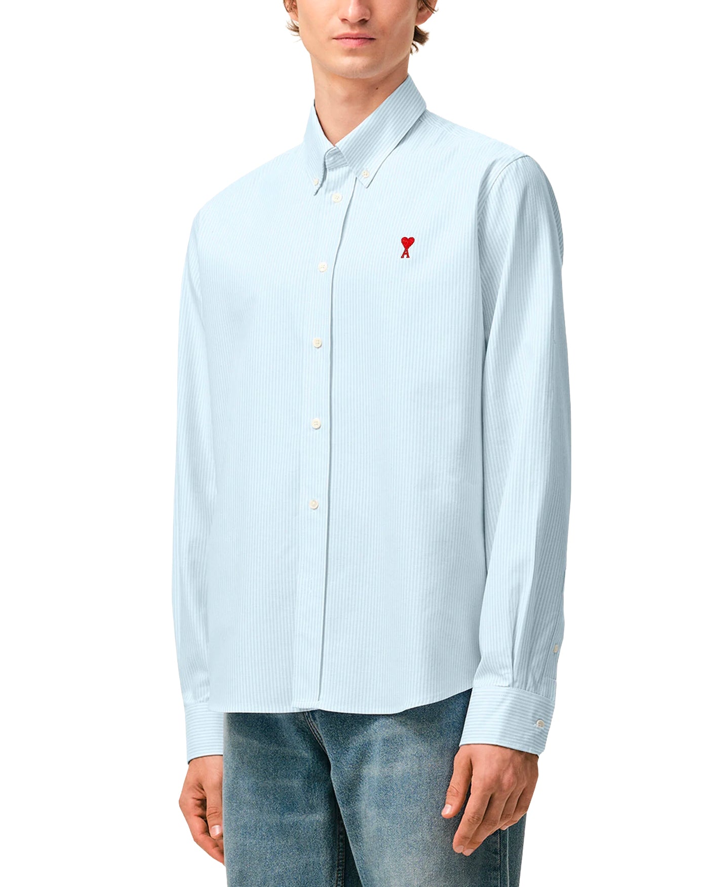 Chemise AMI Paris rayures bleu ciel et blanc logo cœur rouge profil droit