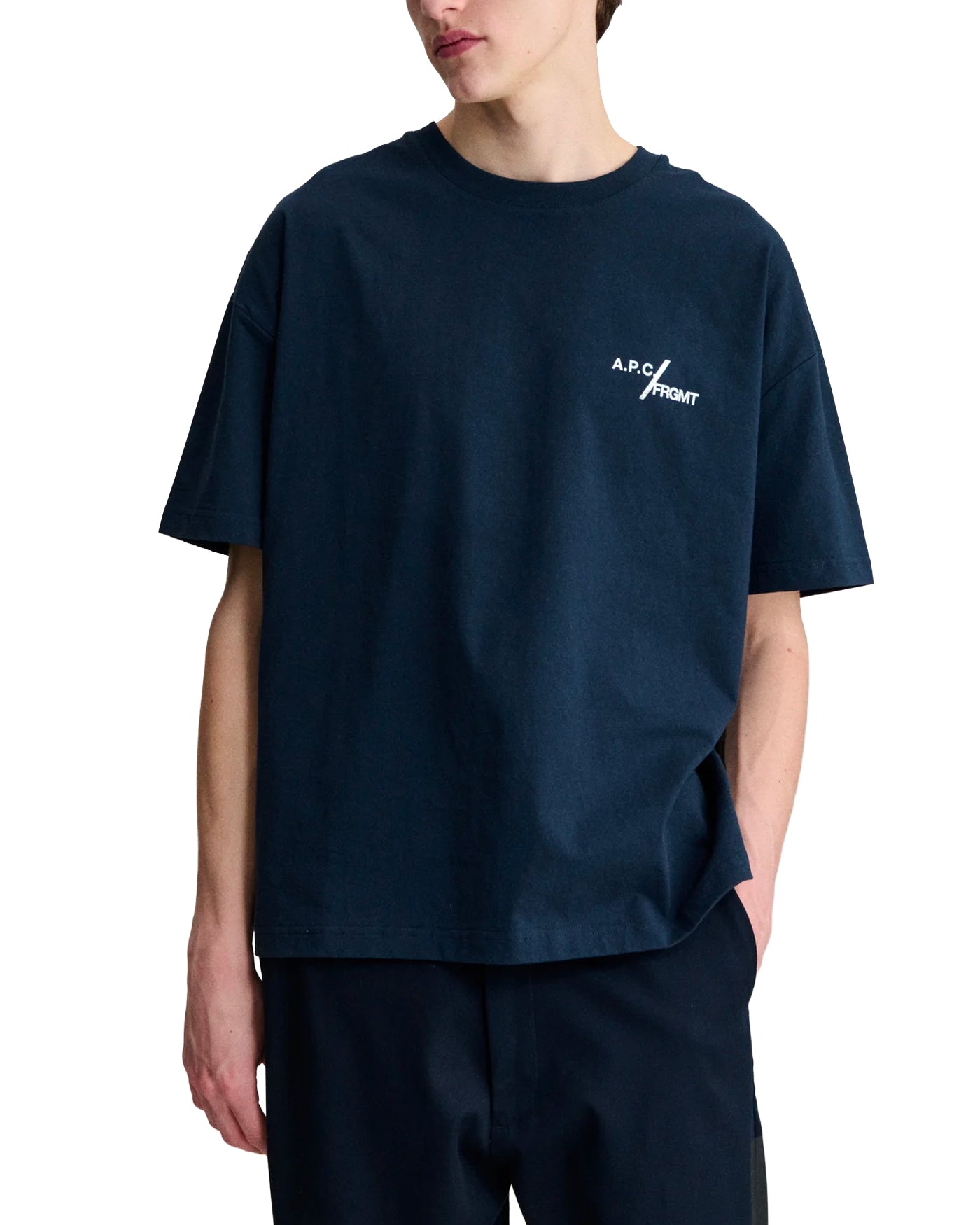 T-shirt A.P.C x FRGMT bleu marine logo Renoncement face porté