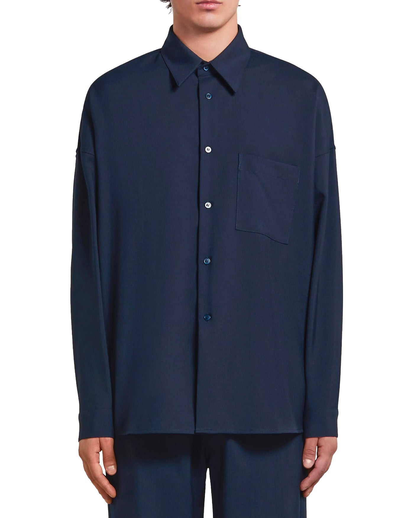 Chemise Marni bleu marine oversize poche poitrine portée vue face