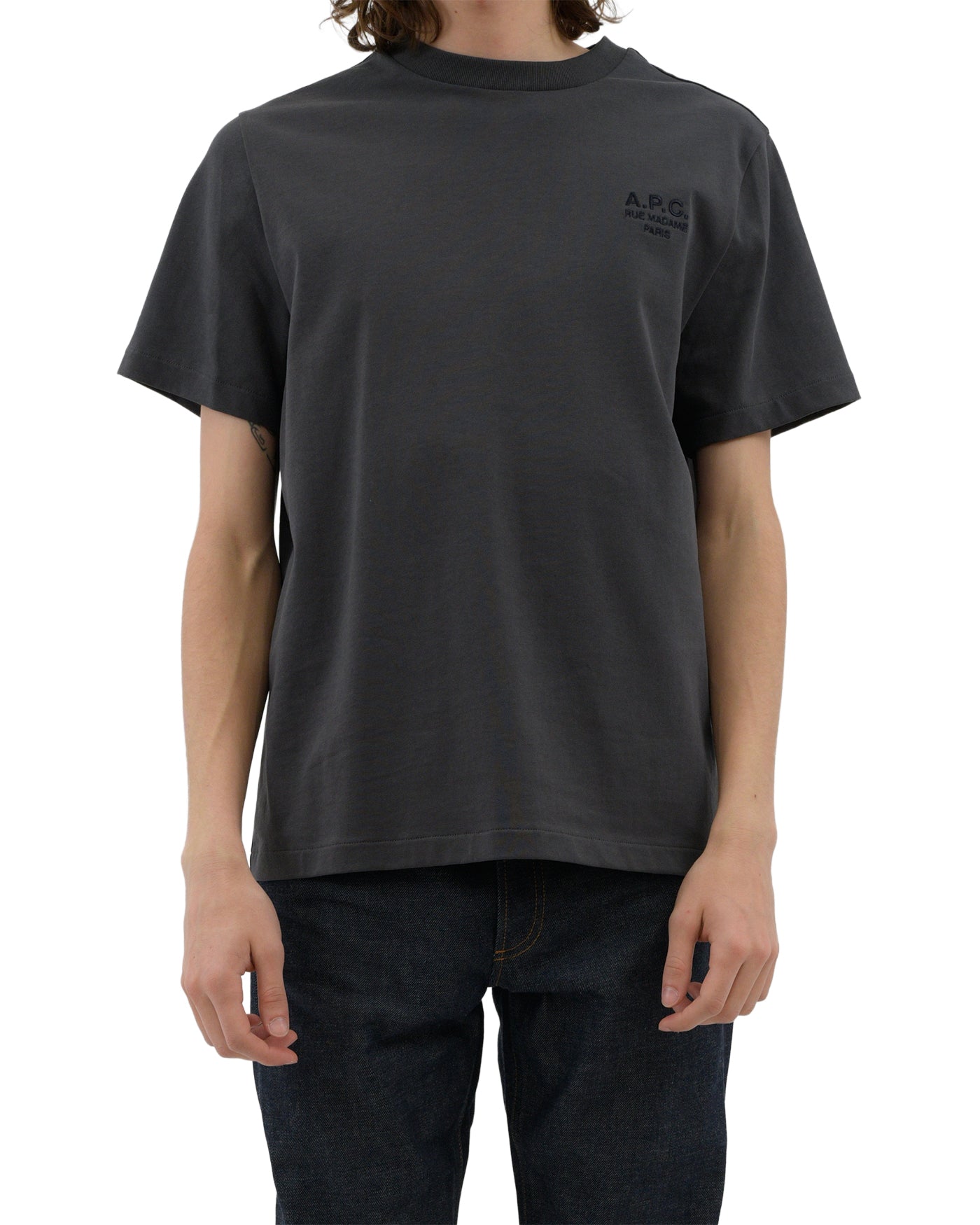 T-shirt A.P.C. Rue Madame noir logo brodé ton sur ton porté face