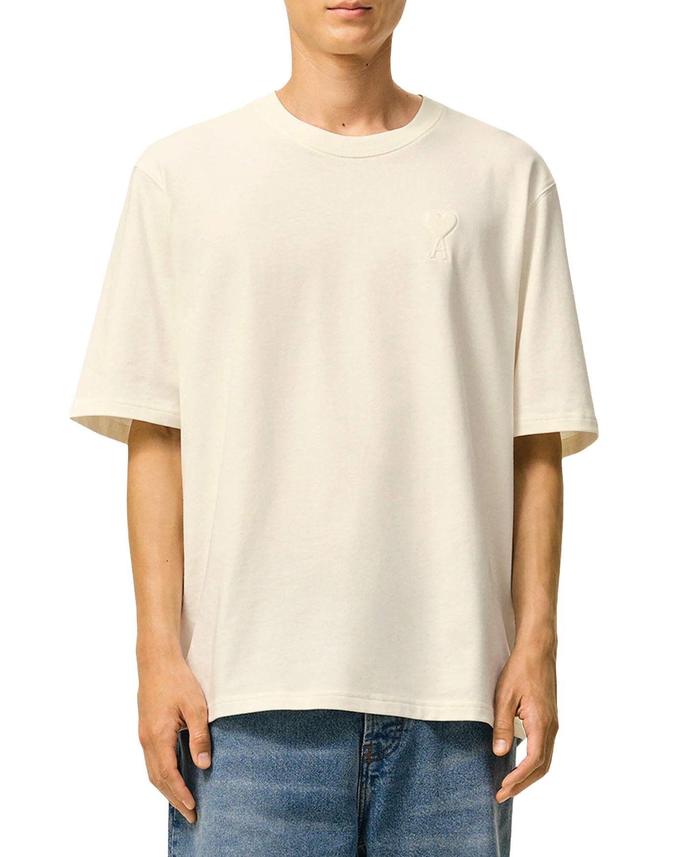 T-shirt Ami Paris ivoire logo cœur embossé porté sur mannequin, vue face