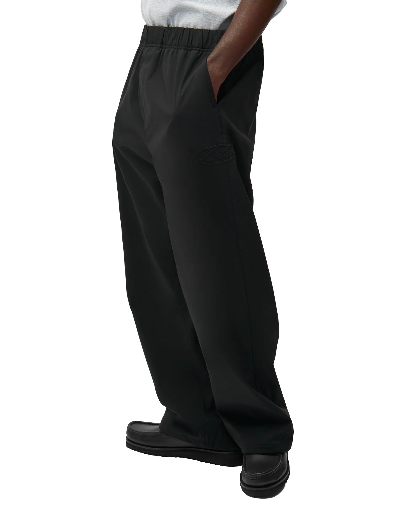 Pantalon de survêtement Arte Antwerp noir logo brodé profil gauche