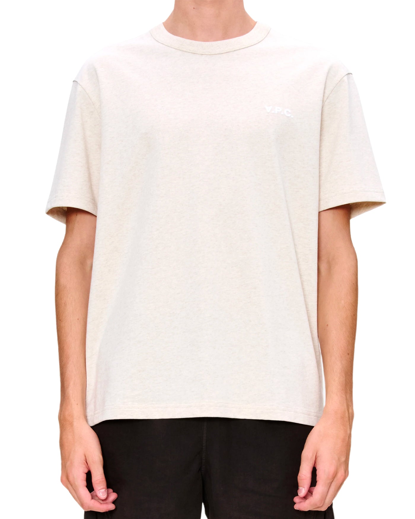 T-shirt boxy A.P.C. écru chiné avec logo V.P.C. brodé porté, vue face