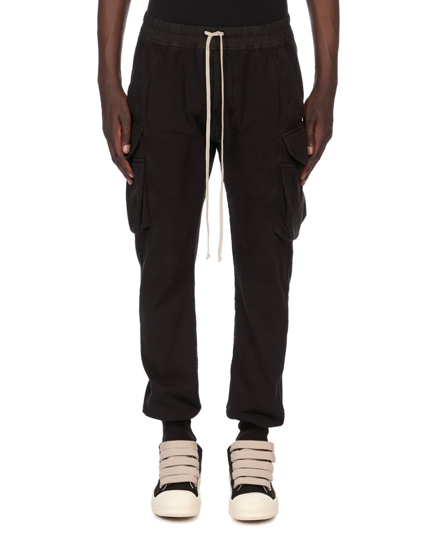 Pantalon cargo Rick Owens DRKSHDW noir cordons écru porté de face