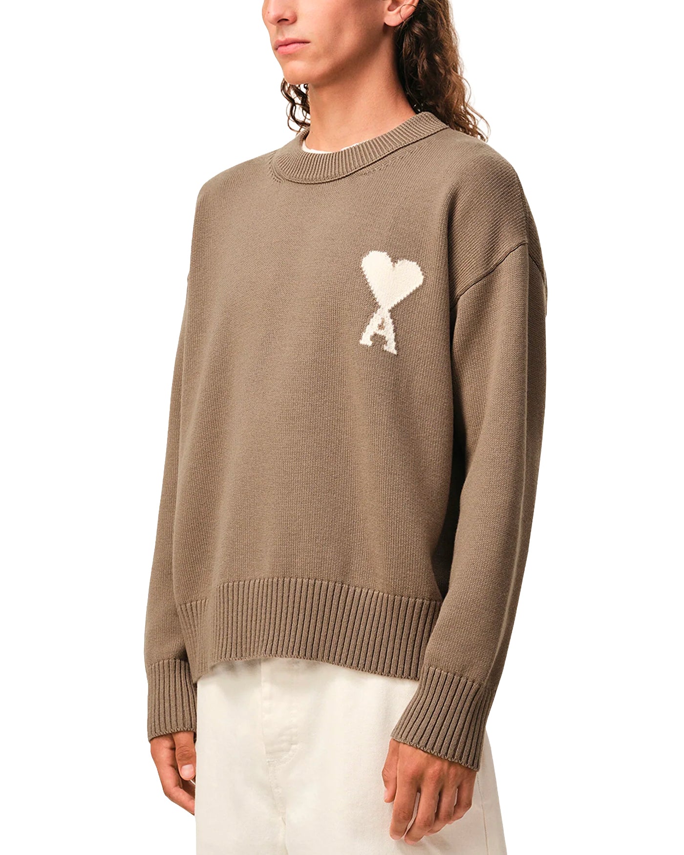 Pull col rond Ami Paris taupe logo Ami de Cœur crème profil gauche