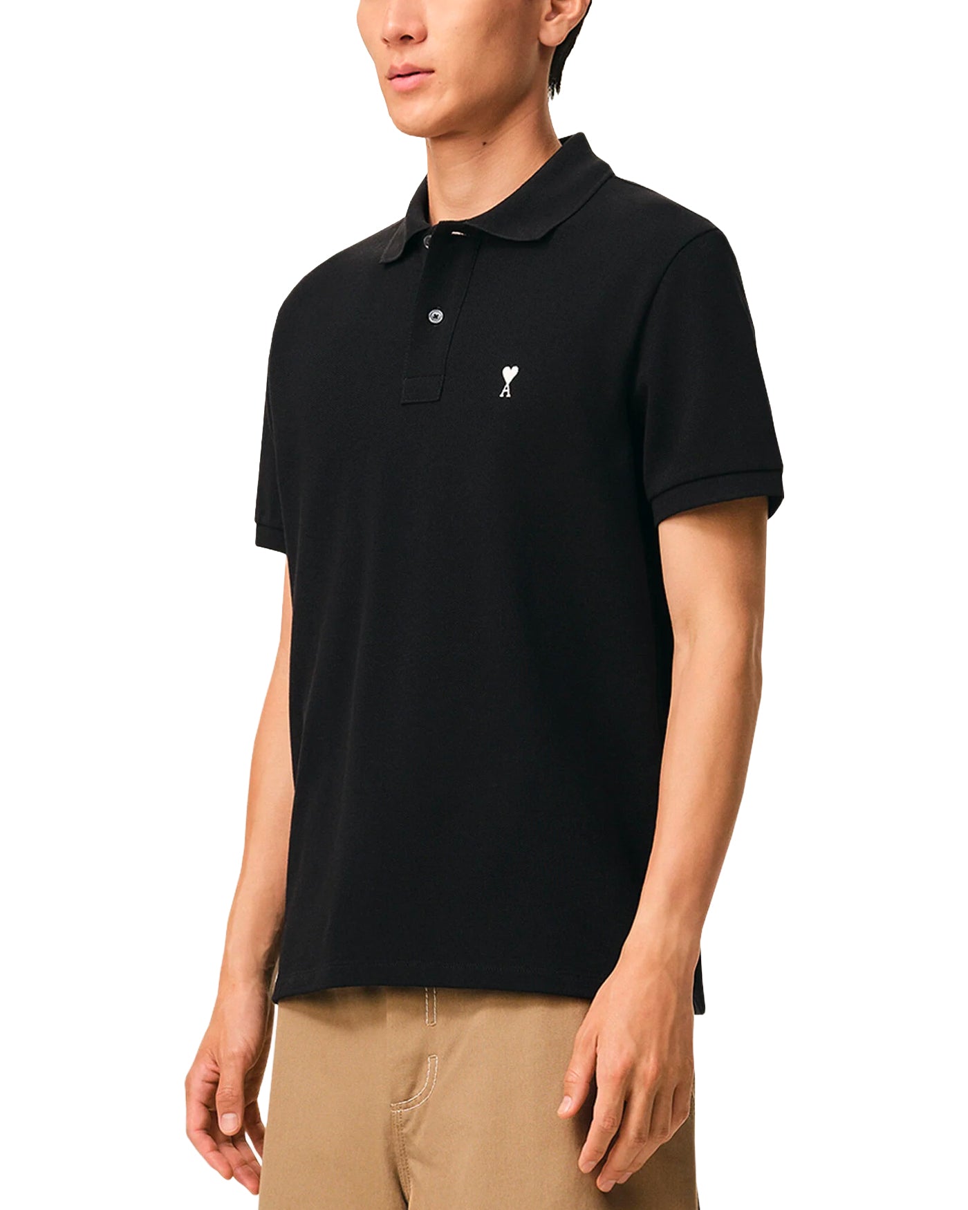 Polo Ami Paris Ami de Coeur noir logo blanc profil droit porté