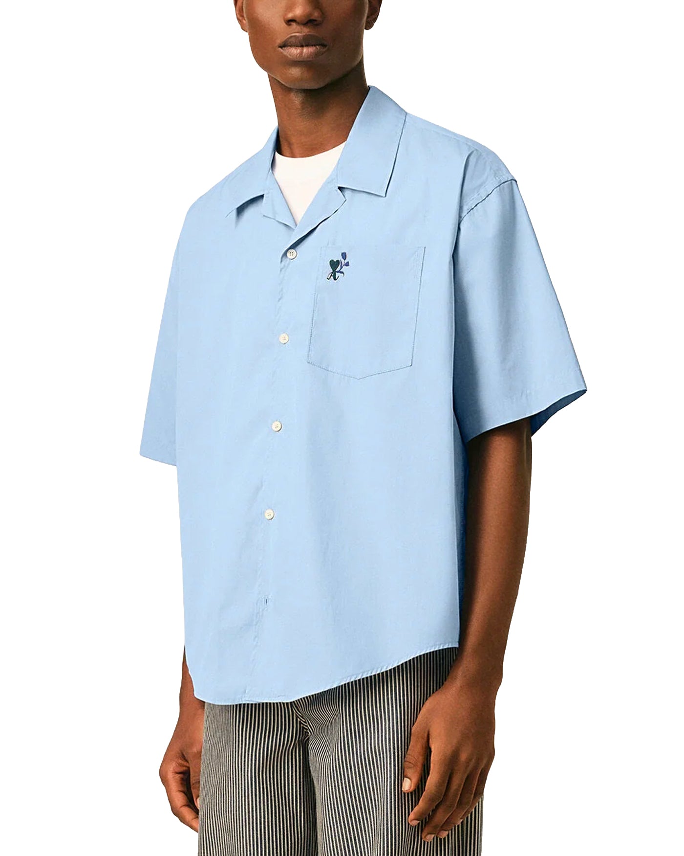 Chemise boxy Ami Paris bleu ciel manches courtes col cubain profil gauche