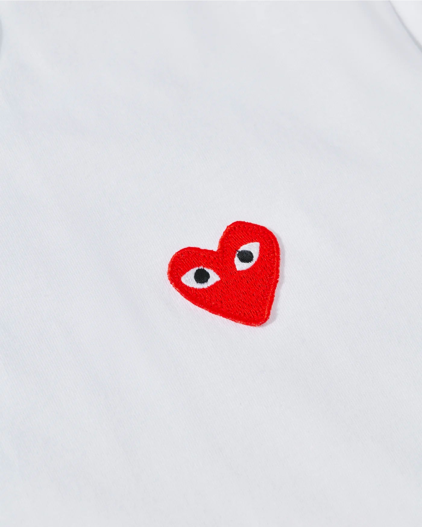 T-shirt Comme des Garçons Play blanc, détail cœur rouge brodé poitrine