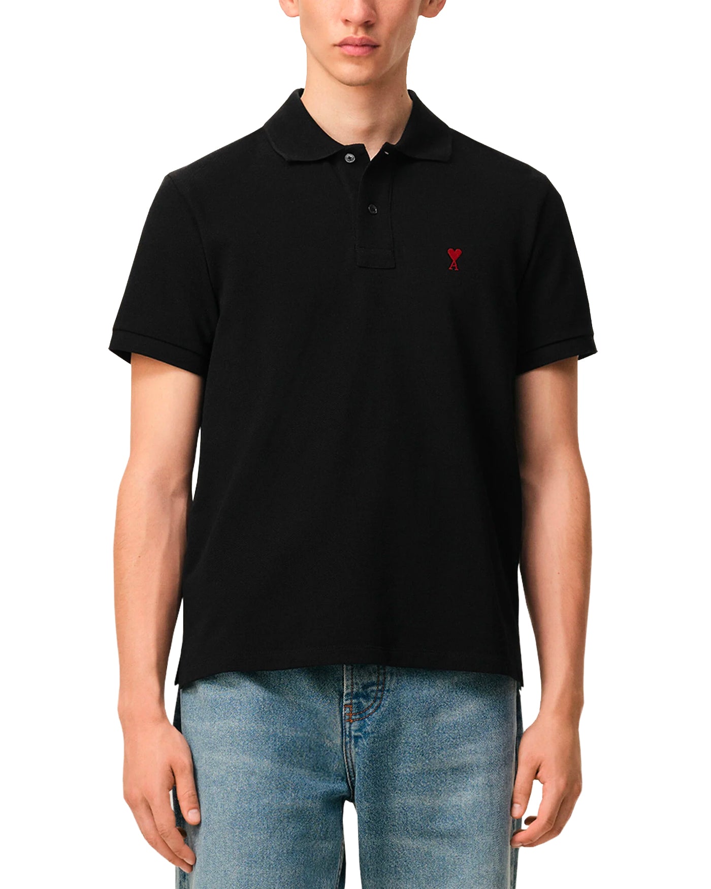 Polo Ami Paris Ami de Coeur noir logo rouge vue de face porté