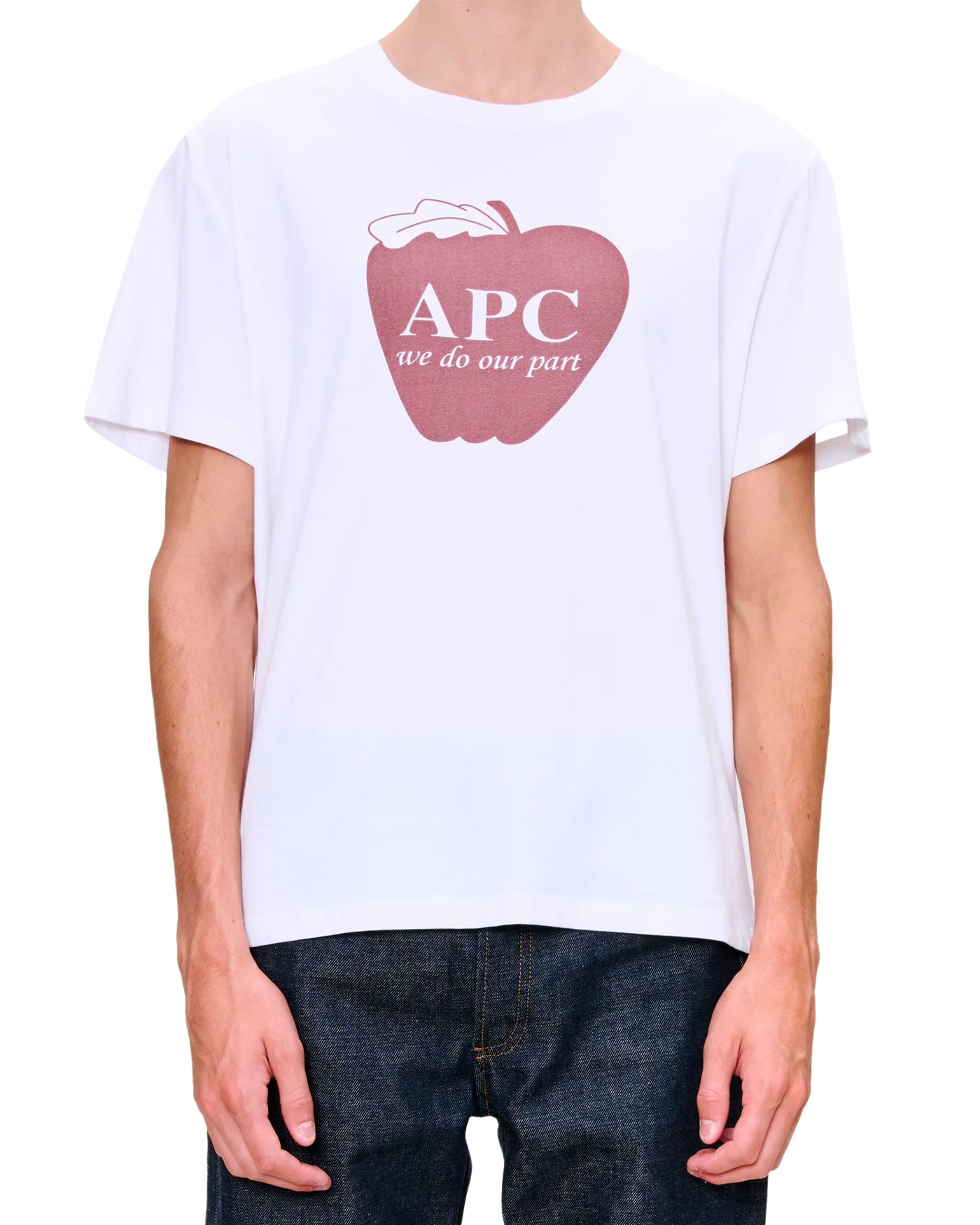 T-shirt A.P.C blanc imprimé pomme rouge avec logo vue face porté