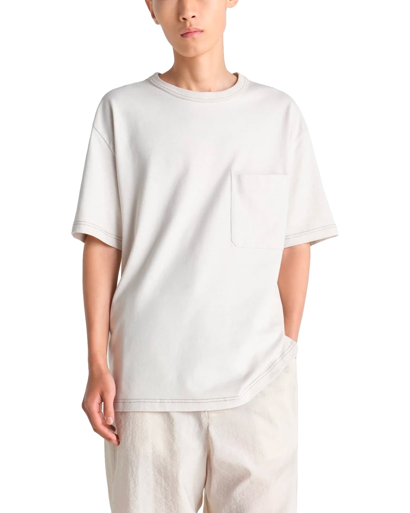 T-shirt boxy Lemaire blanc perle avec poche poitrine porté, vue face