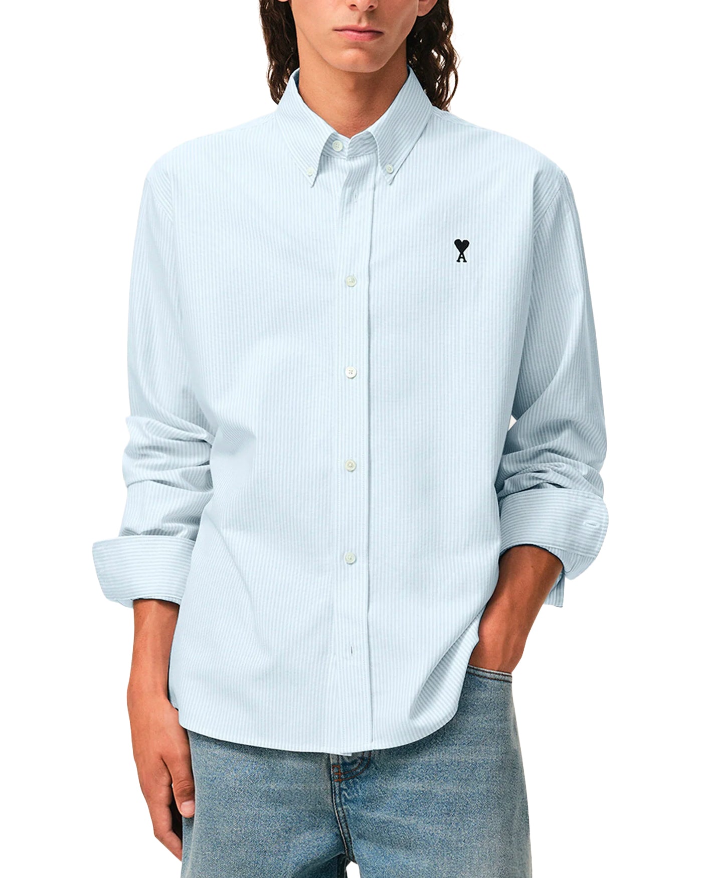 Chemise oxford AMI Paris rayures bleu ciel blanc vue face portée