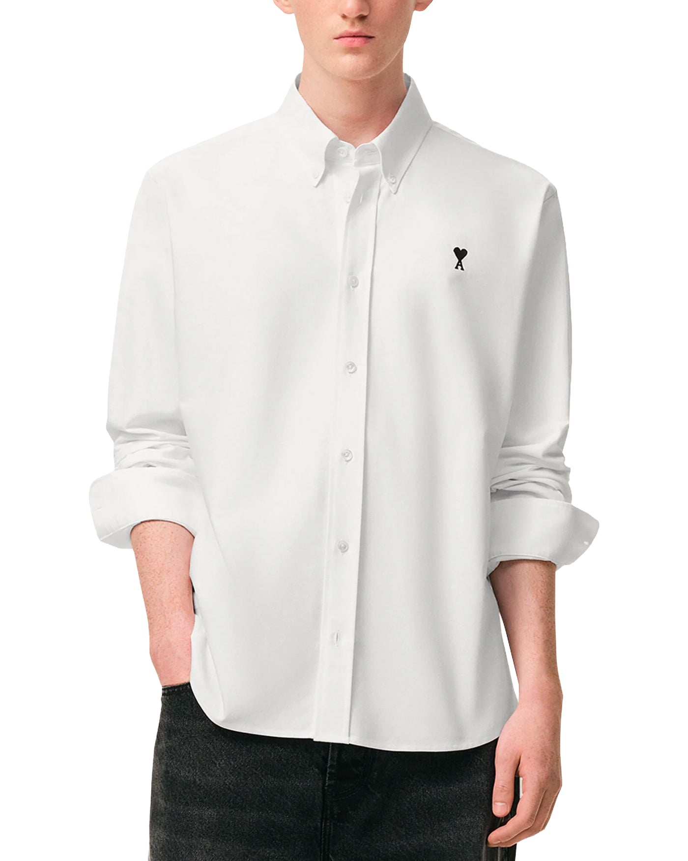 Chemise oxford Ami Paris blanche logo cœur brodé sur modèle face