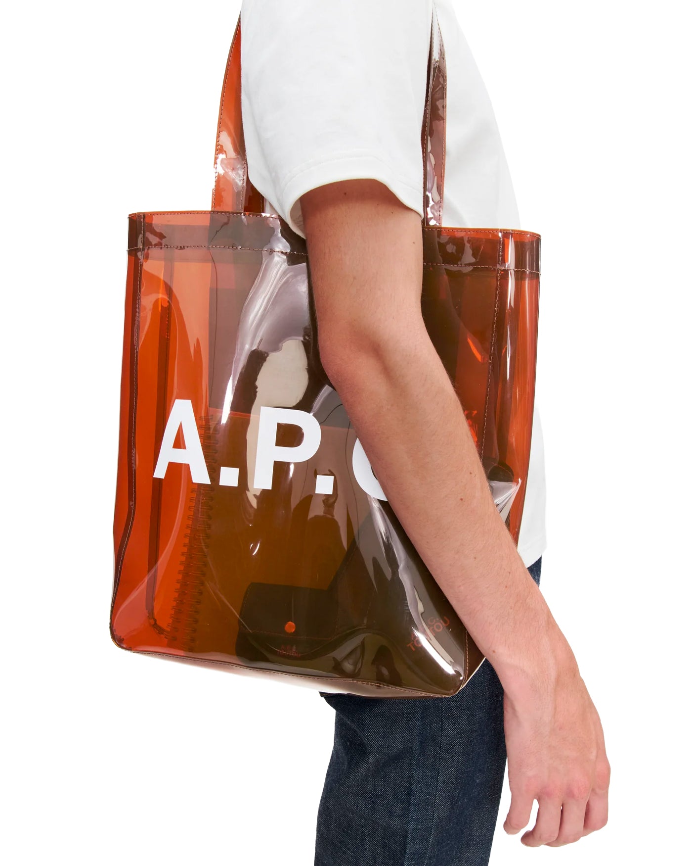 Tote bag A.P.C. Lou transparent marron porté à l'épaule profil gauche