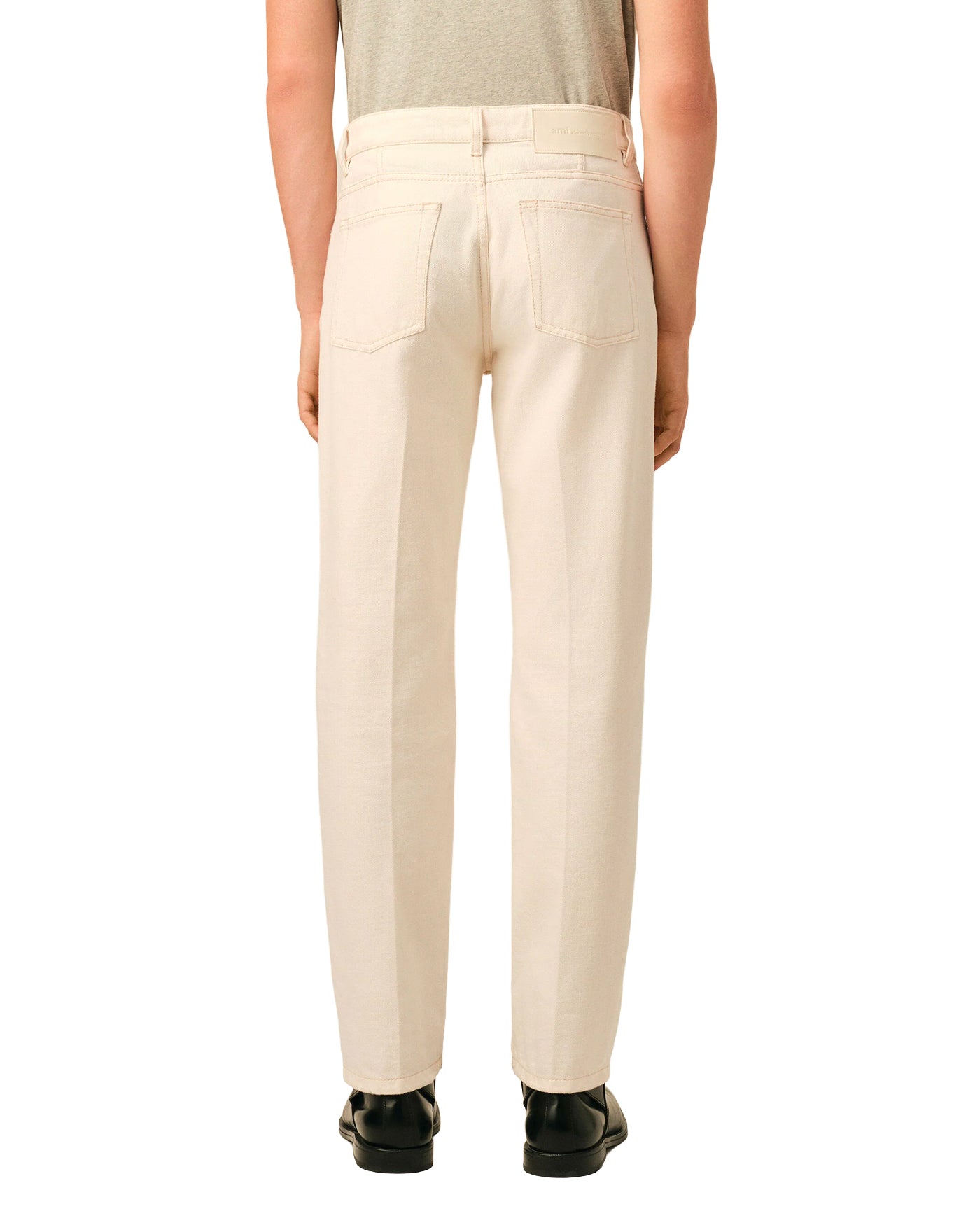 Jeans Ami Paris Parisian Fit coton écru sur mannequin, vue dos