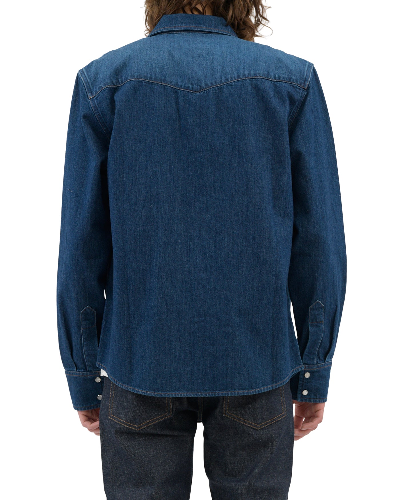 Chemise denim western A.P.C. bleu indigo portée manches longues dos