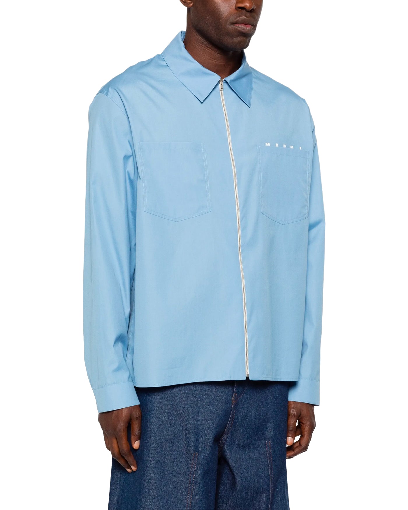 Chemise Marni bleu ciel zippée logo blanc portée profil droit