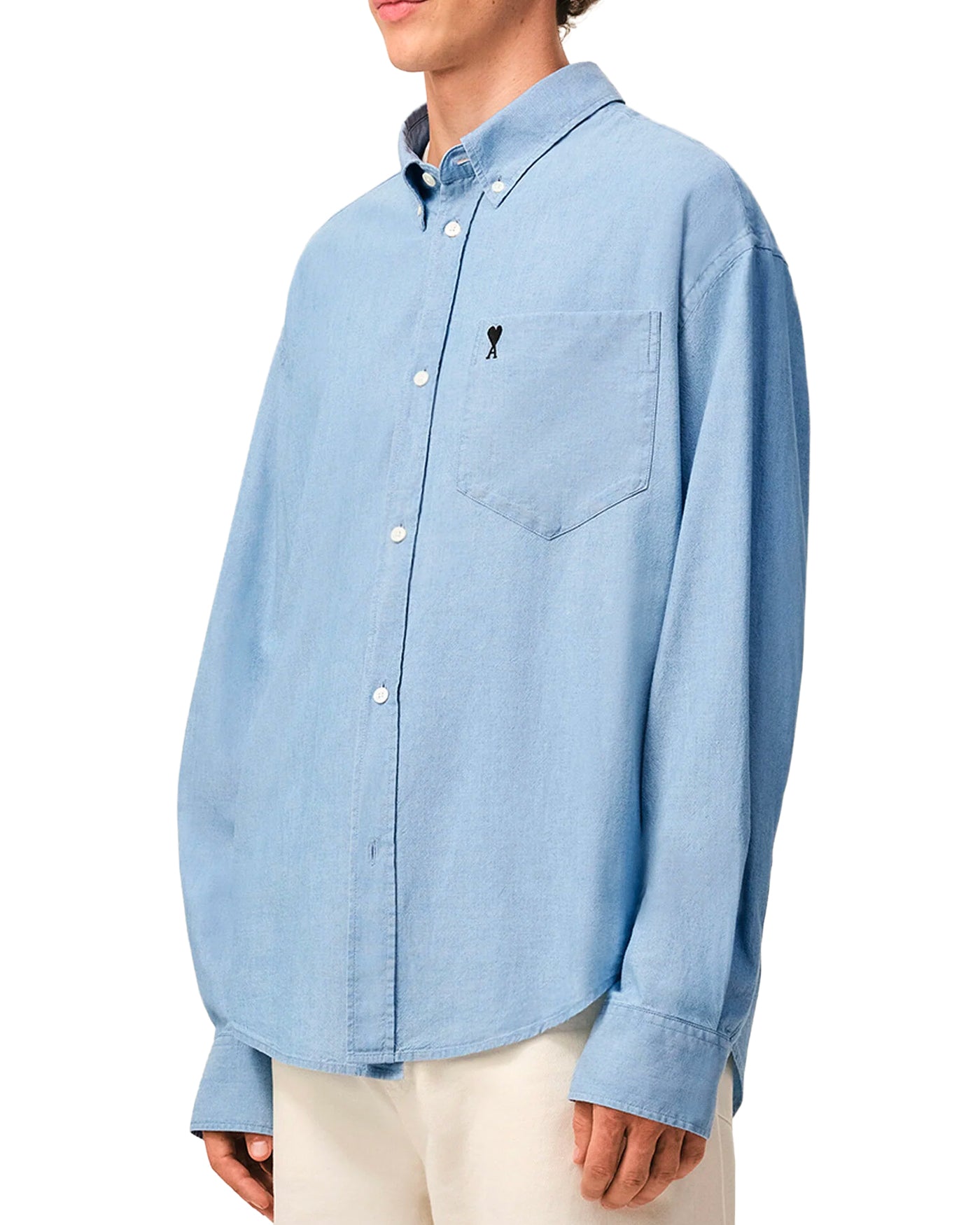 Chemise Ami Paris bleu ciel logo cœur noir col boutonné profil gauche