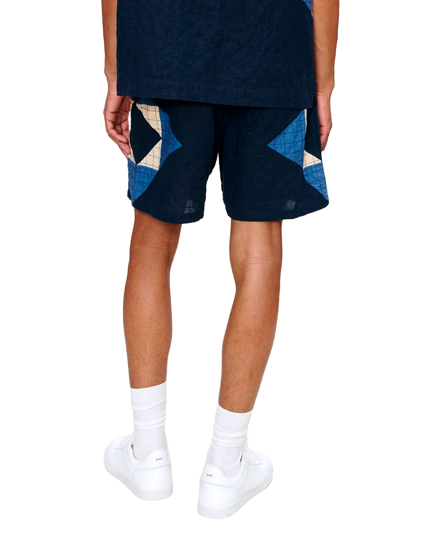 Short en lin A.P.C. bleu indigo motif géométrique losanges dos