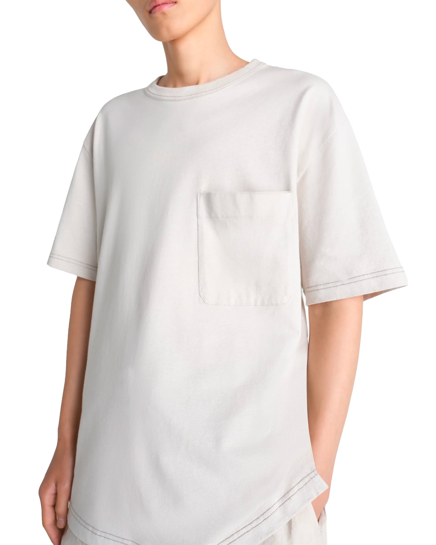 T-shirt boxy Lemaire blanc perle avec poche poitrine porté, profil droit