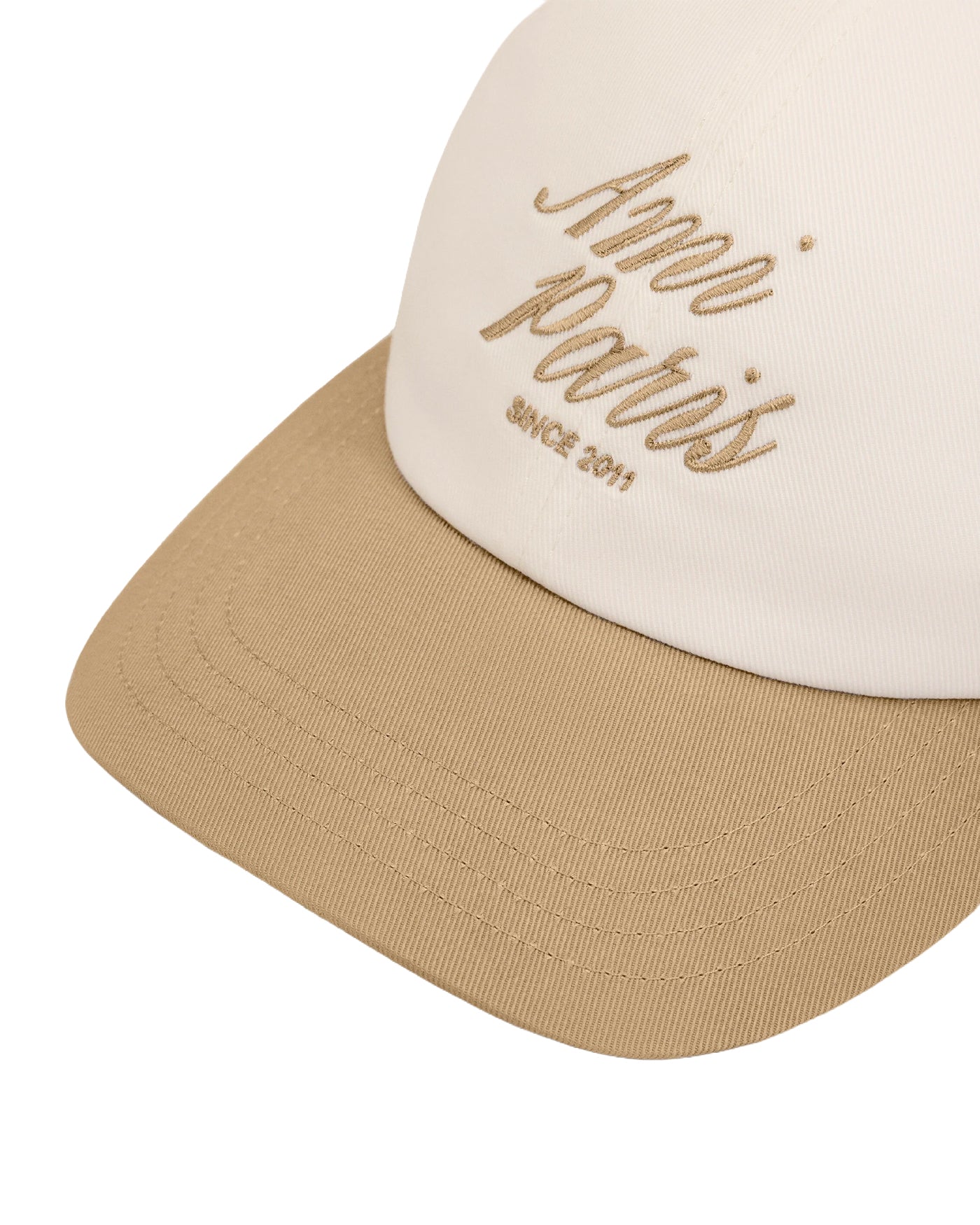 Casquette Ami Paris bicolore blanc crème beige gros plan broderie face