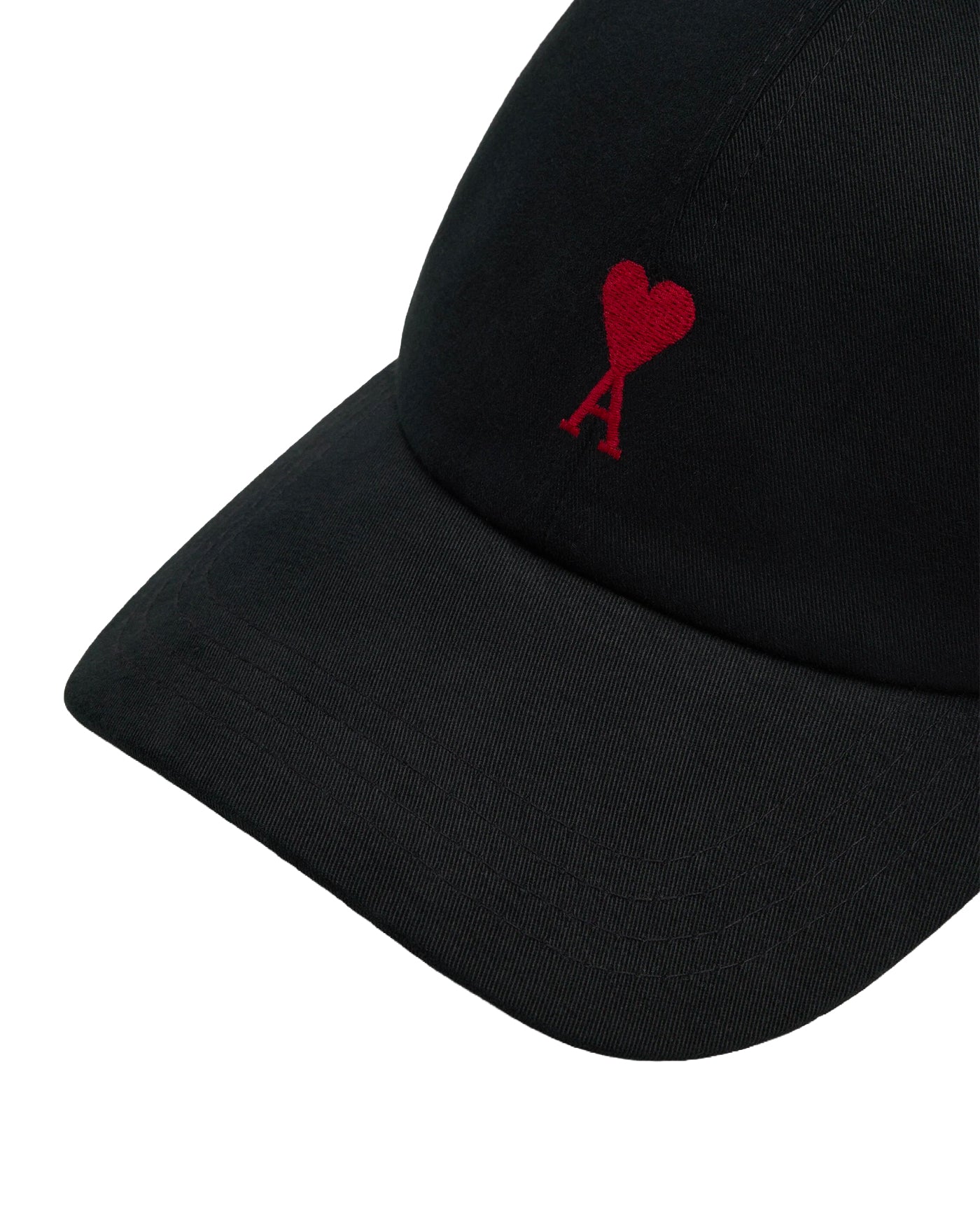Casquette Ami Paris noire gros plan logo cœur rouge brodé face
