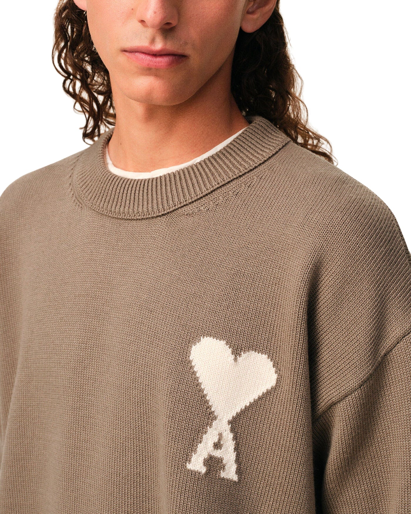 Pull col rond Ami Paris taupe logo Ami de Cœur crème face détail