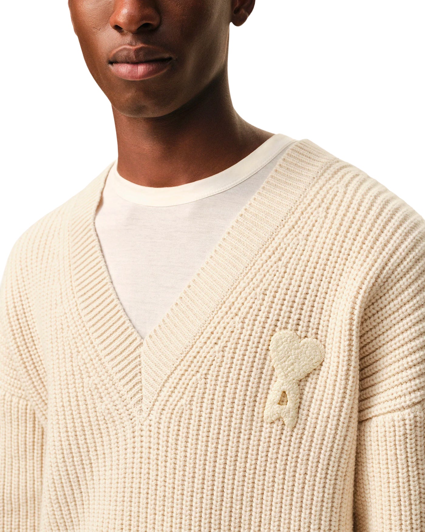 Pull col V Ami Paris crème côtelé logo Ami de Cœur face détail