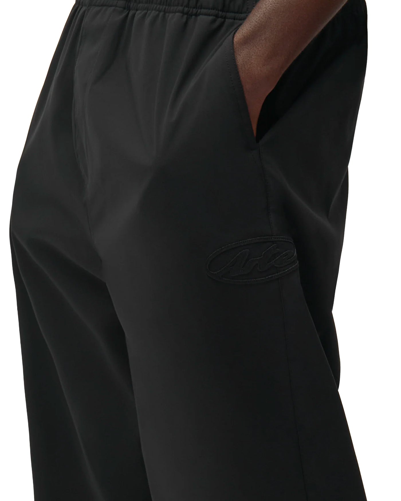 Pantalon Arte Antwerp noir détail logo ovale brodé profil gauche
