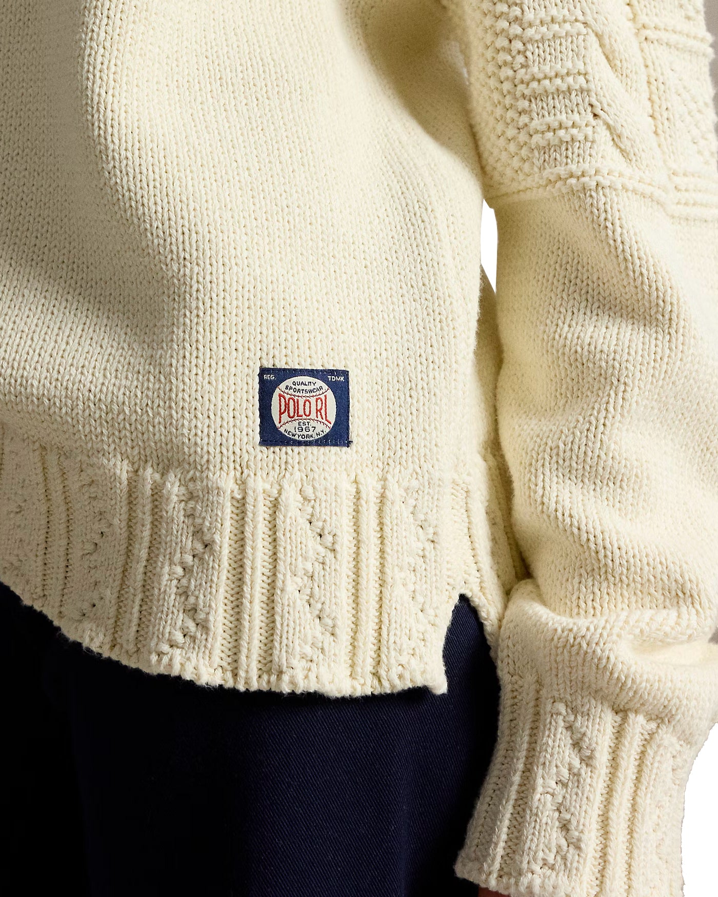 Pull torsadé Ralph Lauren blanc cassé détail patch Polo RL face