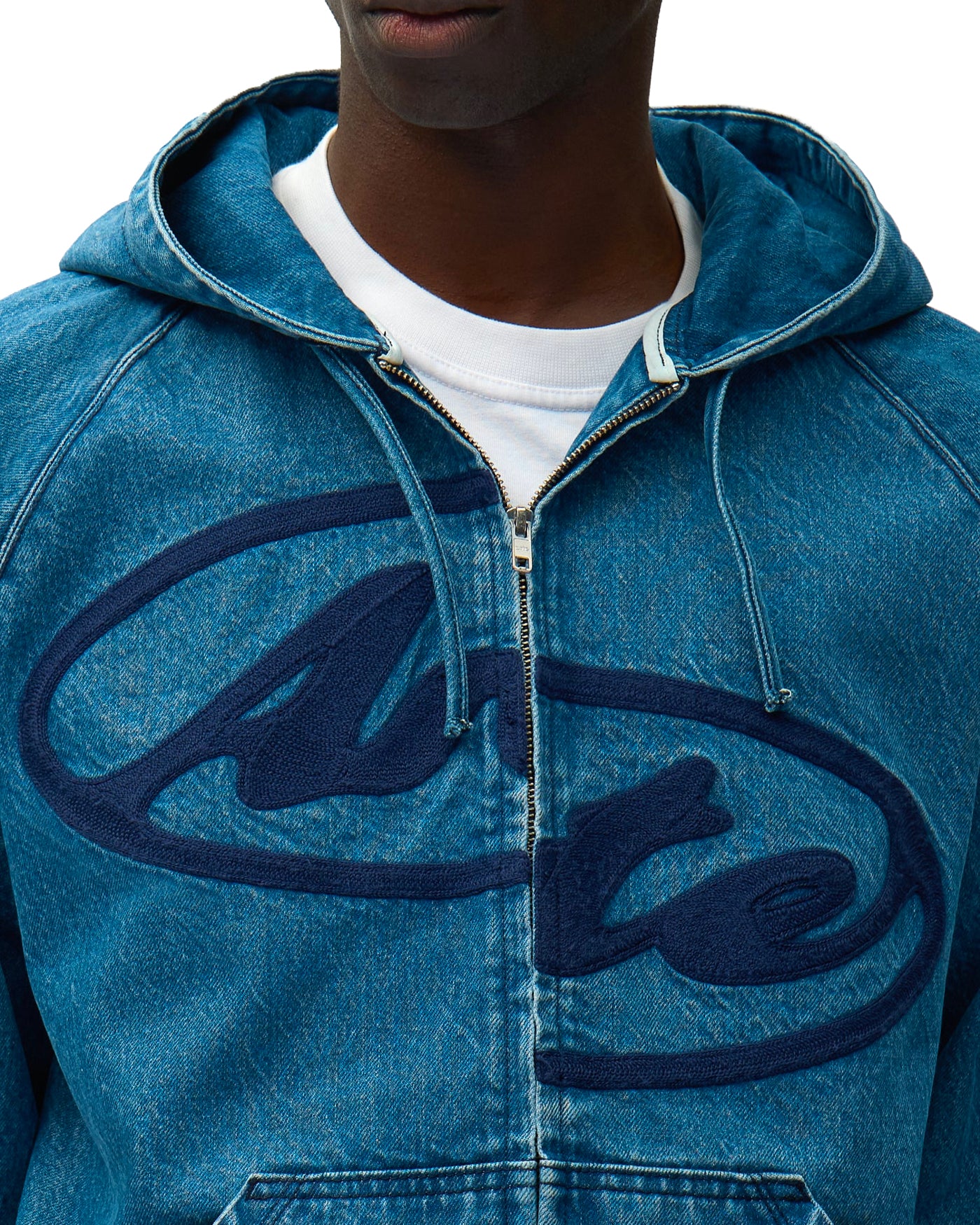 Veste en denim Arte Antwerp bleue, détail logo ovale capuche face