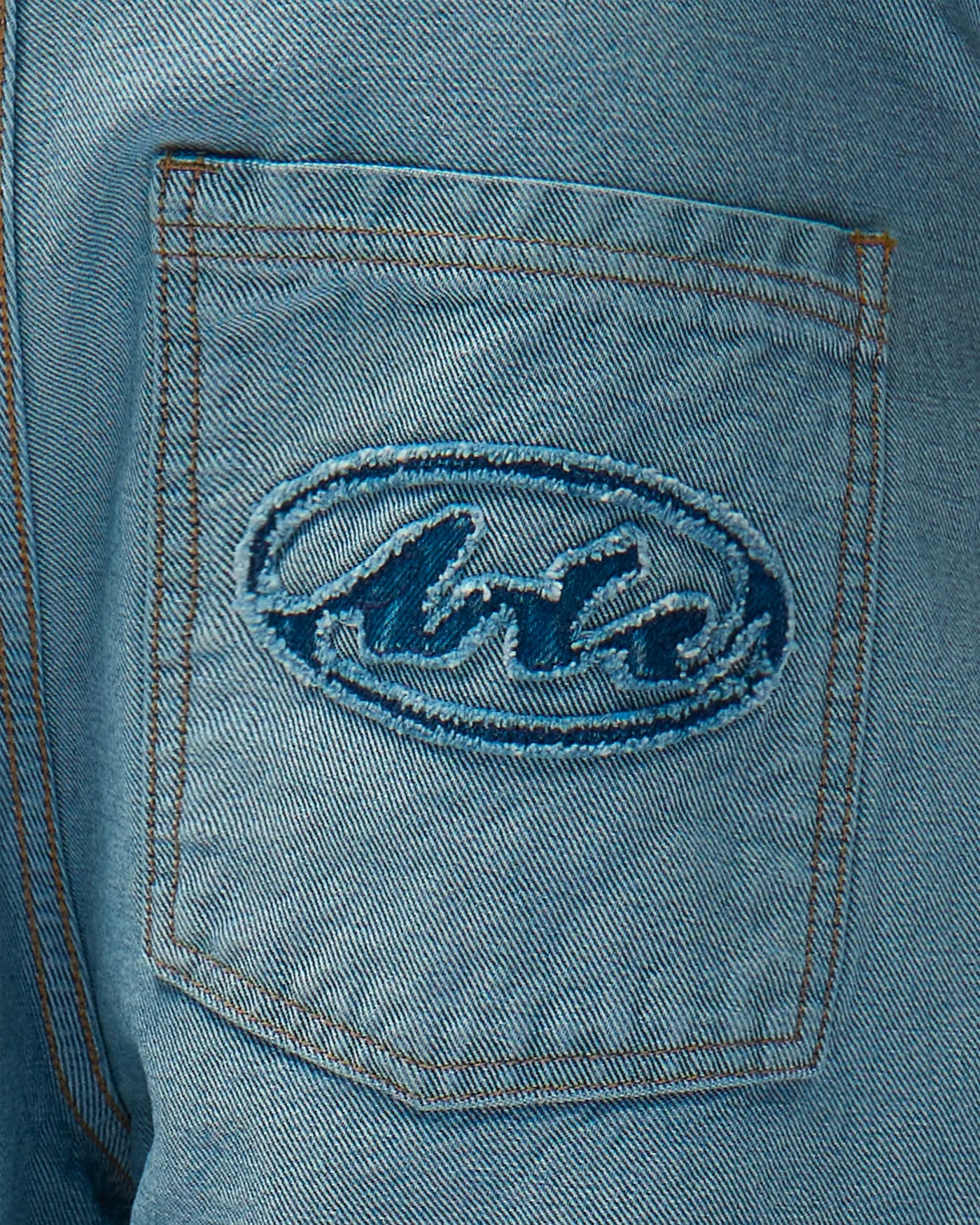 Short denim Arte Antwerp bleu clair patch logo brodé détail poche