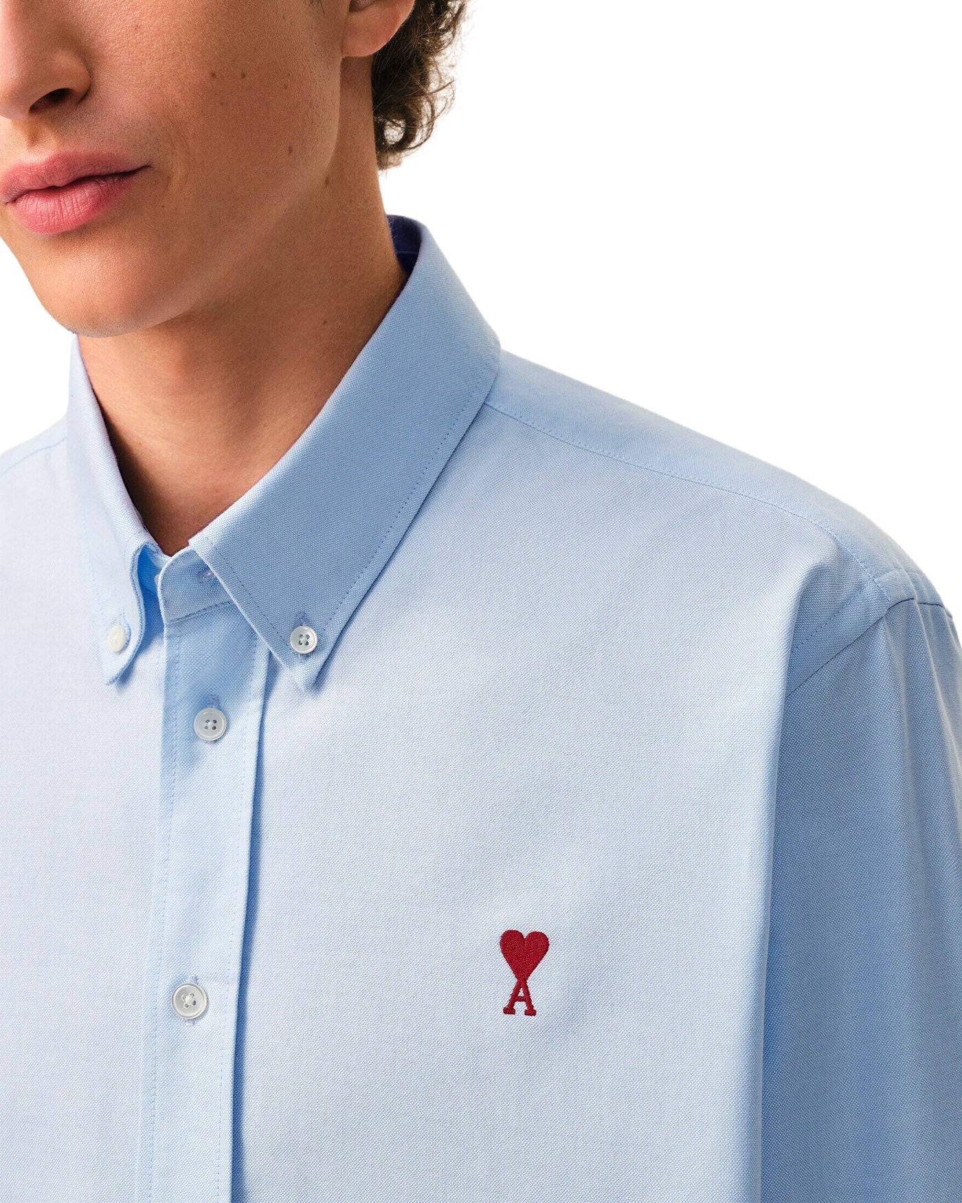 Chemise Ami Paris bleu ciel logo cœur rouge détail col boutonné face