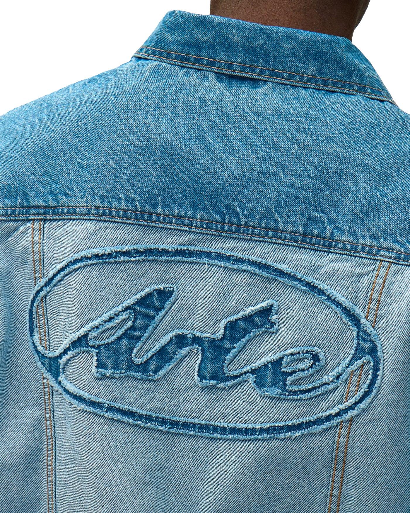 Veste en jean Arte Antwerp bleu clair patch logo ovale Arte dos zoom