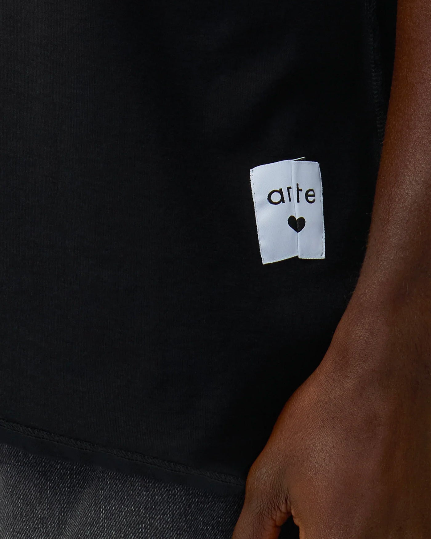 T-shirt réversible Arte Antwerp noir détail étiquette woven face