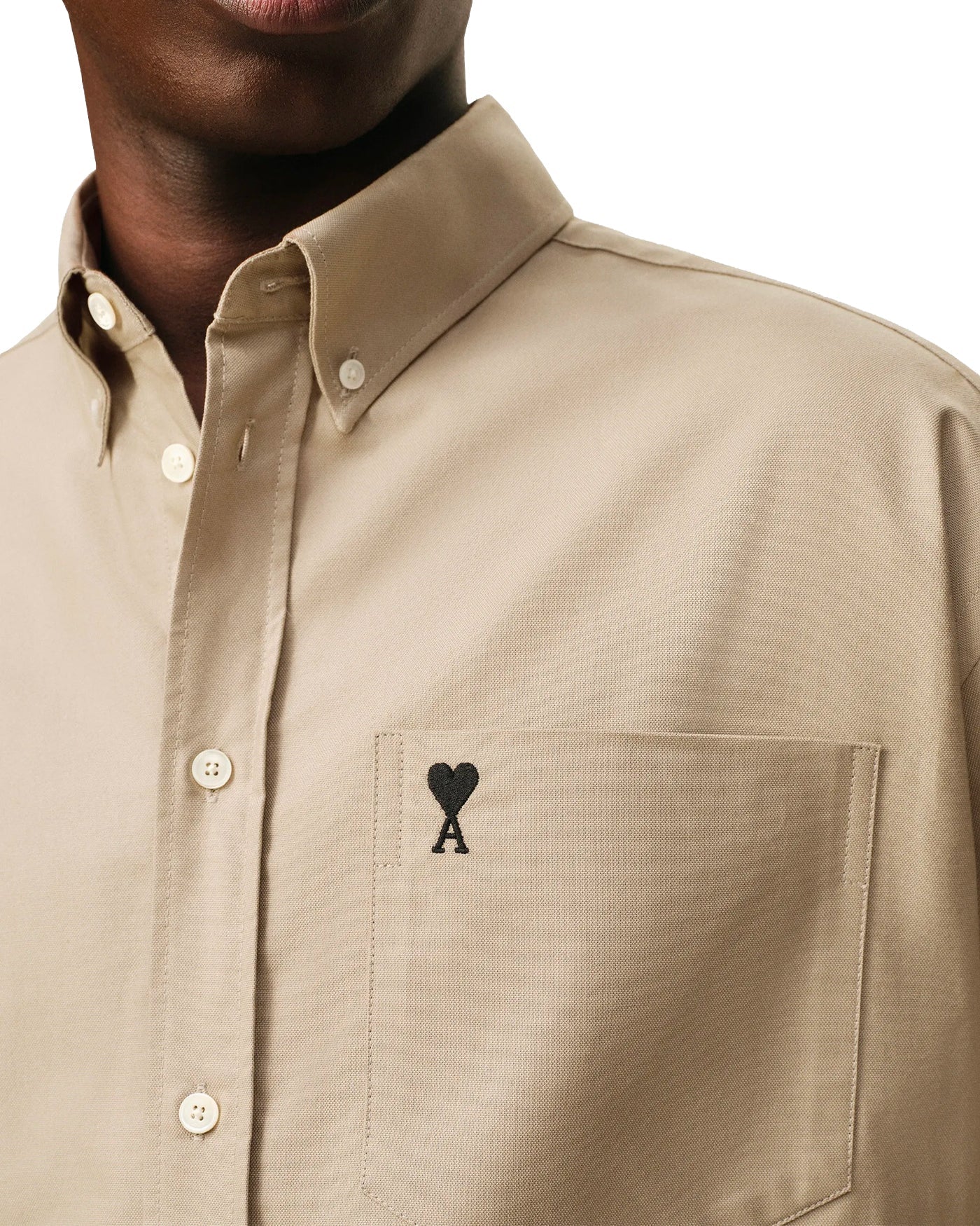 Chemise Ami Paris boxy beige taupe logo cœur noir brodé poche détail face