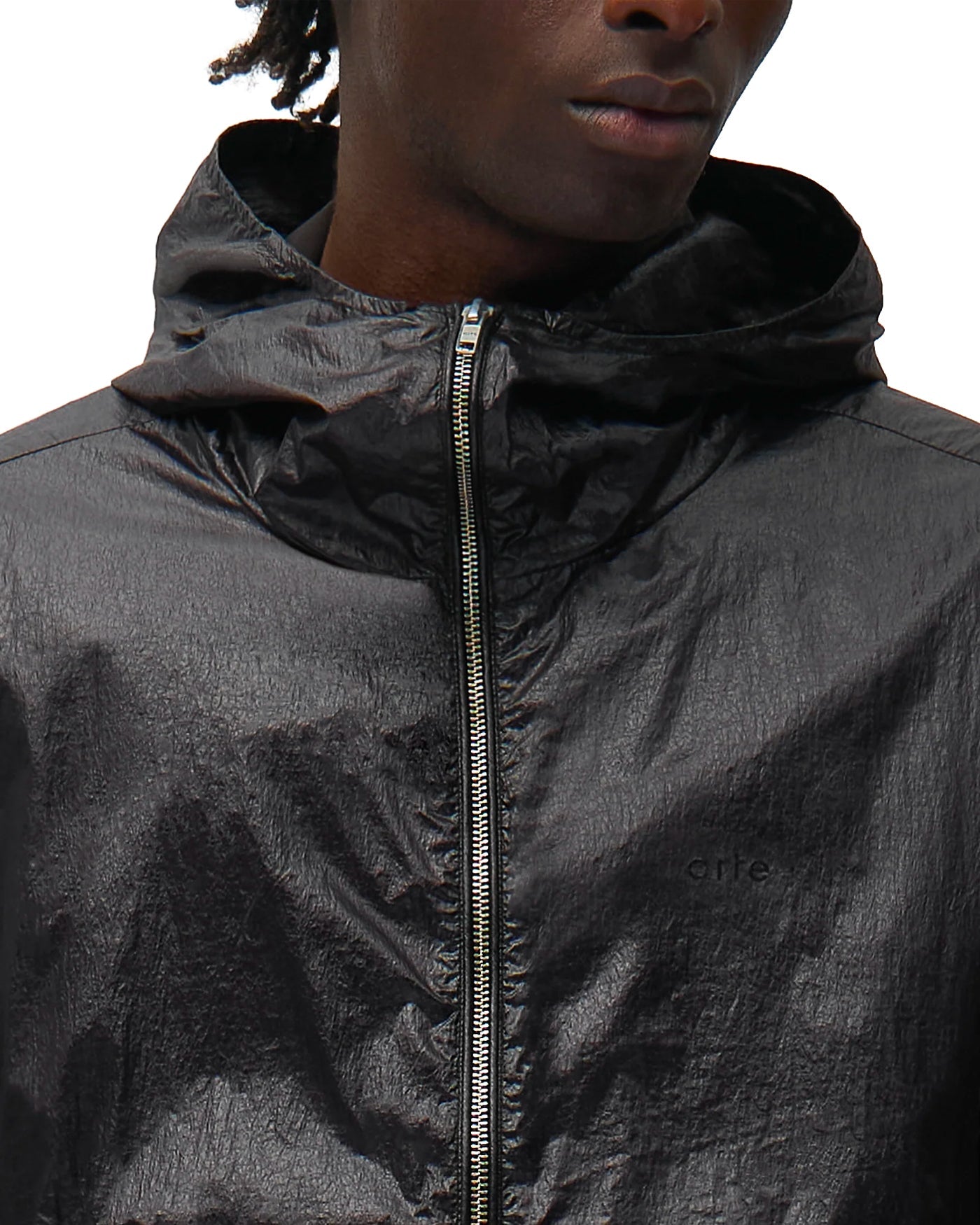 Veste nylon brillant Arte Antwerp noire à capuche détail fermeture zip face