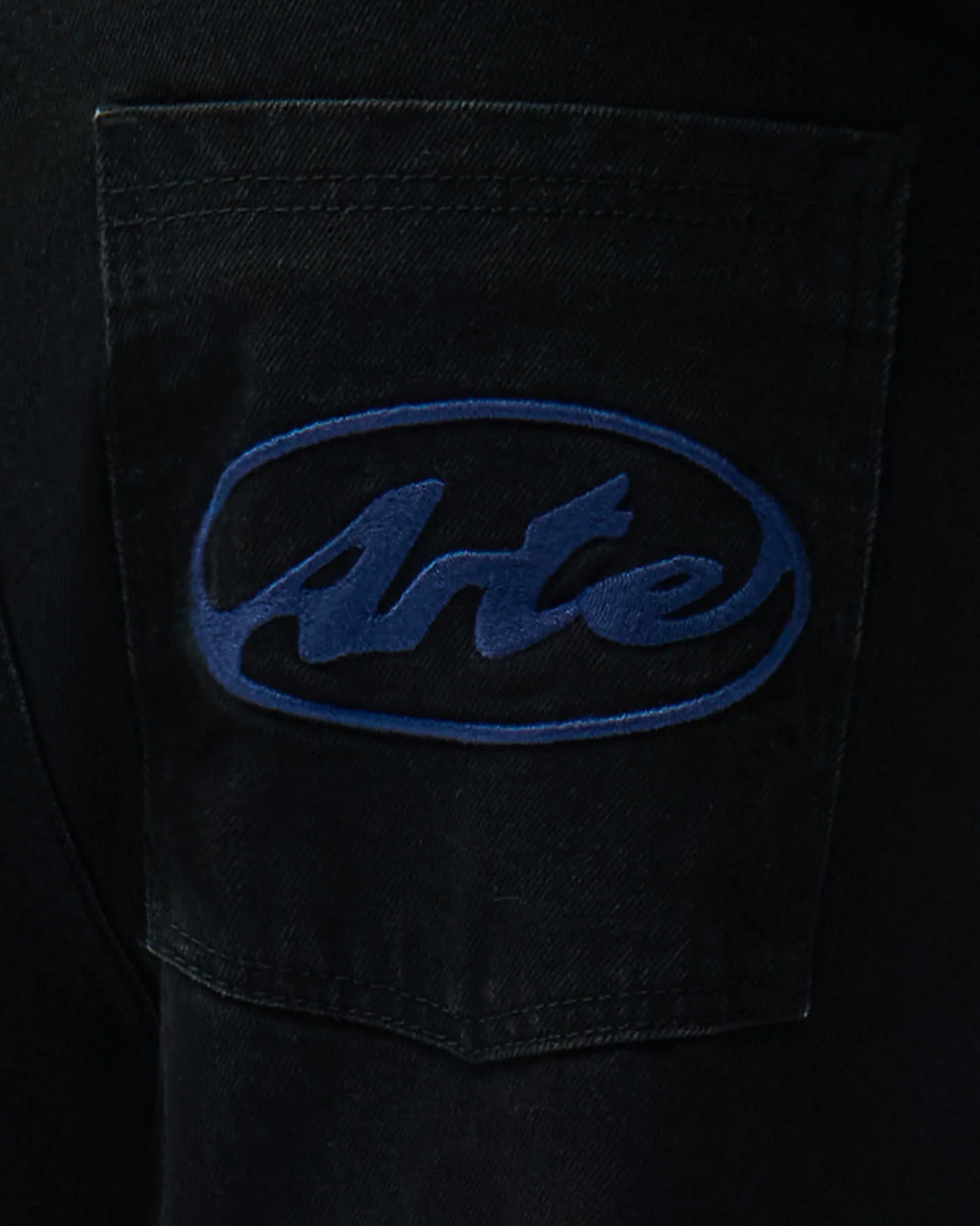 Pantalon Arte Antwerp noir détail logo circle brodé bleu poche dos