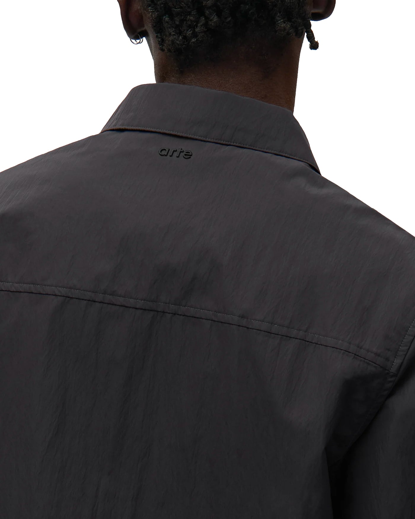 Veste Arte Antwerp noire col chemise bande bordeaux portée face