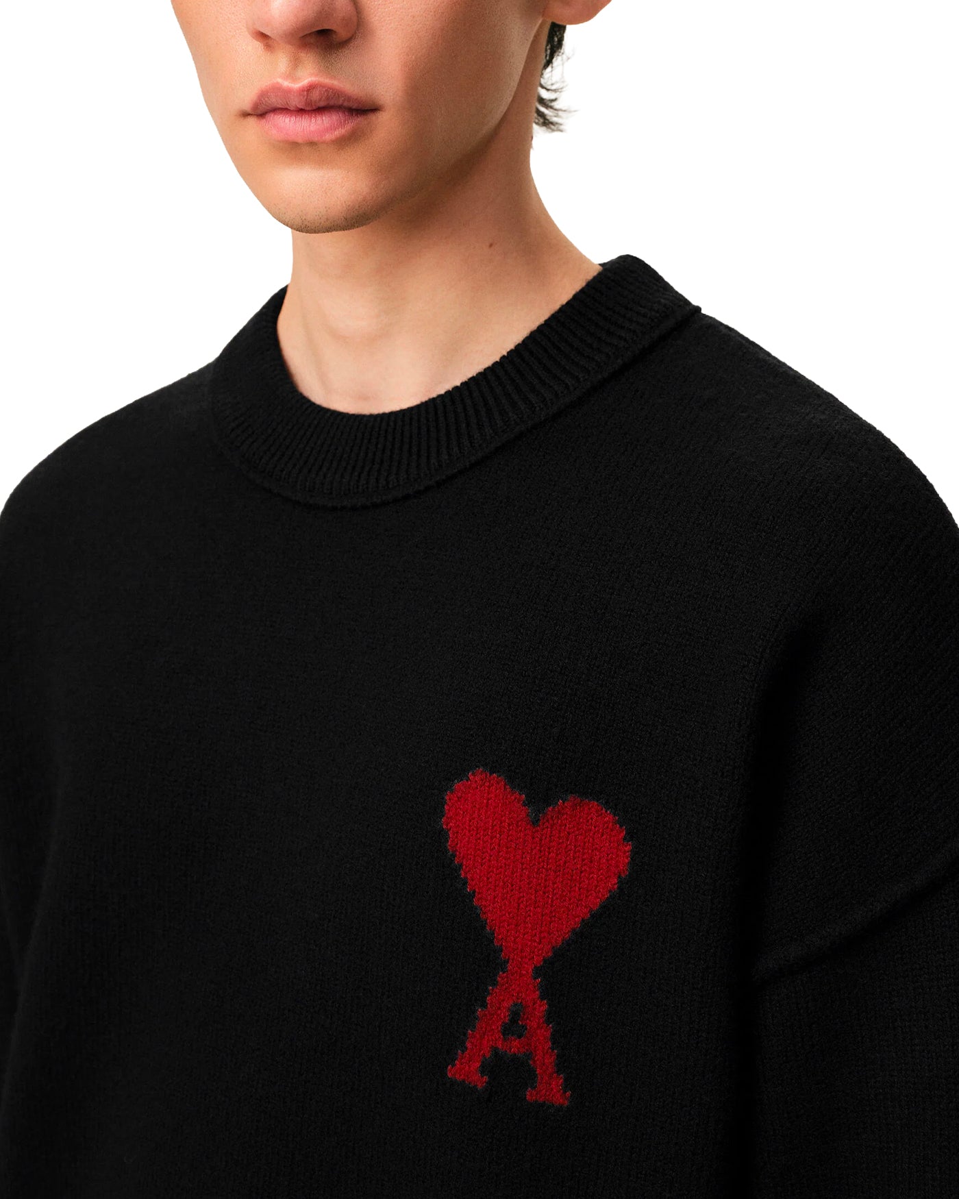 Pull col rond Ami Paris noir logo Ami de Cœur rouge face détail