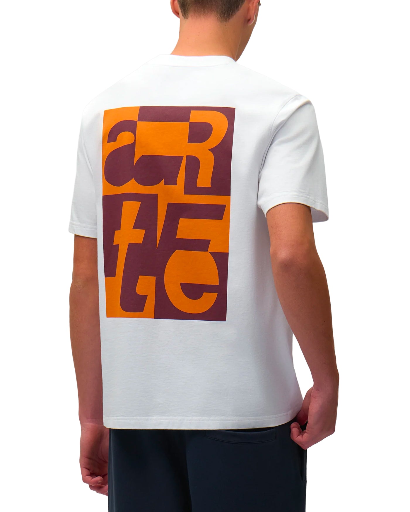 T-shirt Arte Antwerp blanc graphic typographique orange au dos porté