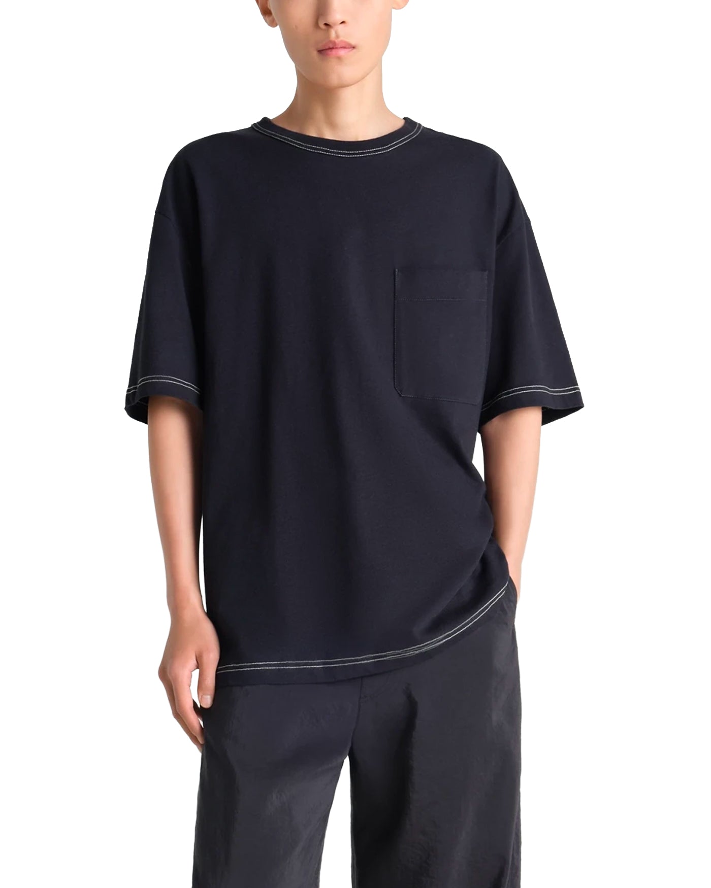 T-shirt boxy Lemaire bleu marine avec poche poitrine porté, vue face